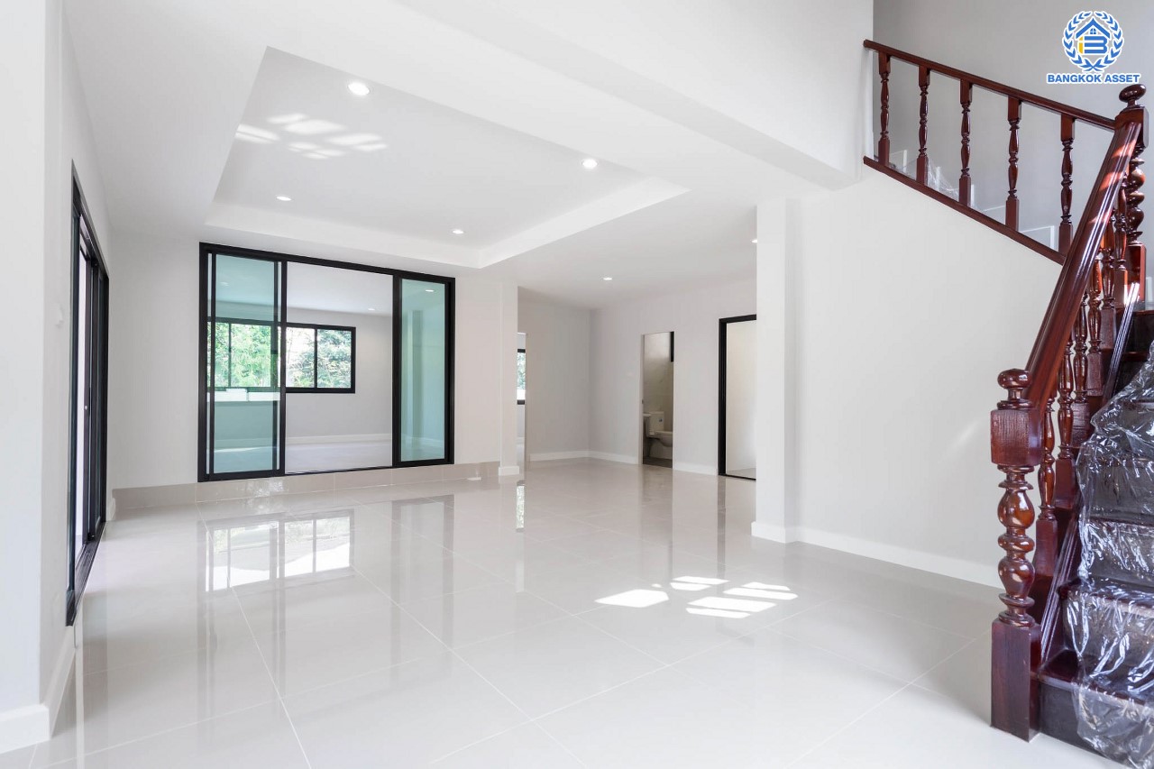 คฤหาสน์ตกแต่งใหม่ ดีไซน์สุด Luxury ม.กฤษดานคร18 บรมราชชนนี หลังมุม เนื้อที่ 77 ตร.ว. บนพื้นที่ใช้สอยมากถึง 320 ตร.ม. อีกระดับของฟังก์ชัน 6 ห้องนอน 2 ห้องน้ำ 1 ห้องอเนกประสงค์ จอดรถได้ 2 คัน บรรยากาศสุด Private บนทำเลศักยภาพเชื่อมต่อหลายเส้นทาง ใกล้เซ็นทรัลปิ่นเกล้า ม.มหิดล , ทางด่วน "กาญจนาภิเษก"...